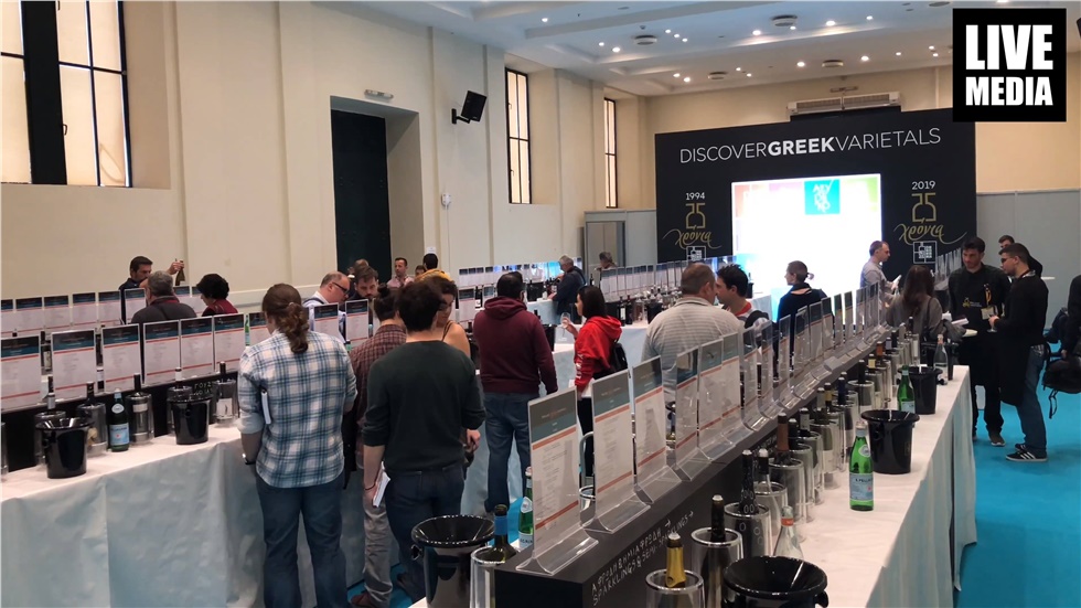 Τη  μυσταγωνία του ελληνικού κρασιού, με δεκάδες ετικέτες που...