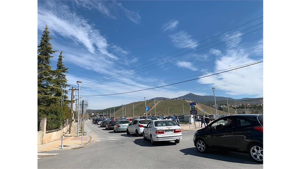 Μεγάλη κίνηση στο φράγμα της Θέρμης για τα πέταγμα του χαρταετού....