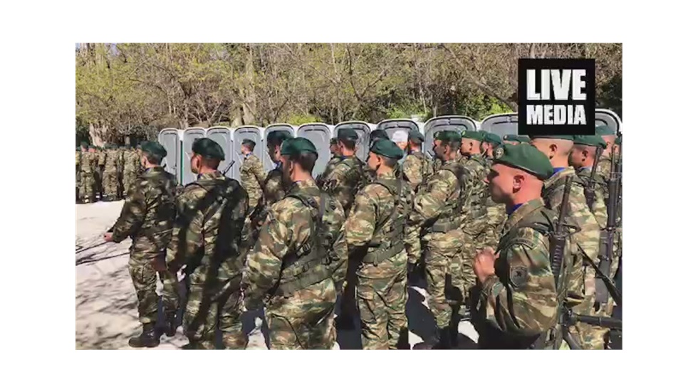 Οι άντρες των ειδικών Δυνάμεων και οι Εύζωνοι έτοιμοι να παρελάσουν...