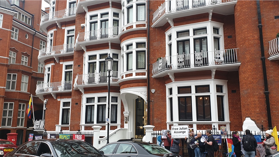 ΣΥΜΒΑΙΝΕΙ ΤΩΡΑ - Συνελήφθη στο Λονδίνο o Julian Assange σύμφωνα...