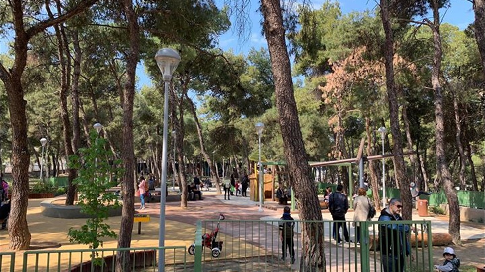 Η όμορφη παιδική χαρά στο πάρκο Νέας Ελβετίας.  