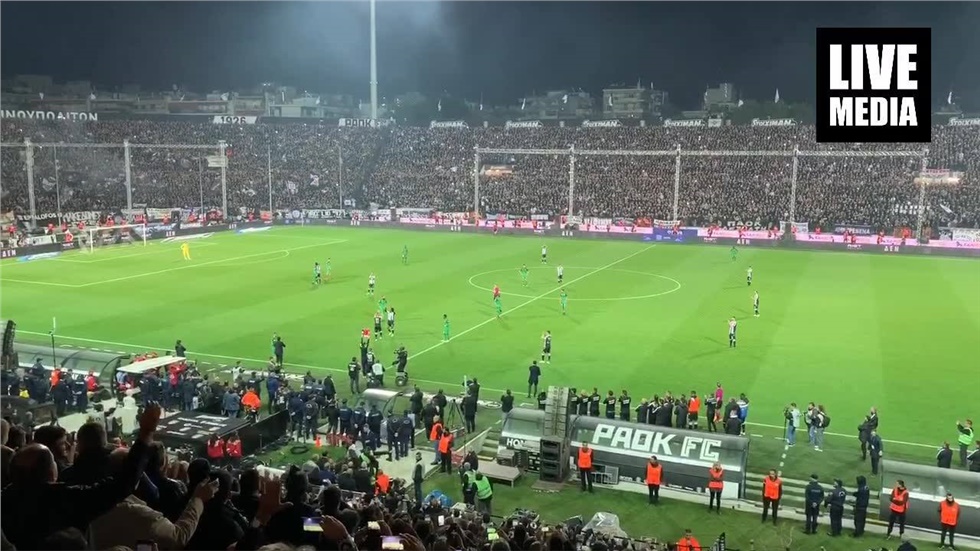 Τελευταία αλλαγή του ΠΑΟΚ ο Βιεϊρίνια. Στάθηκε στην άκρη του...
