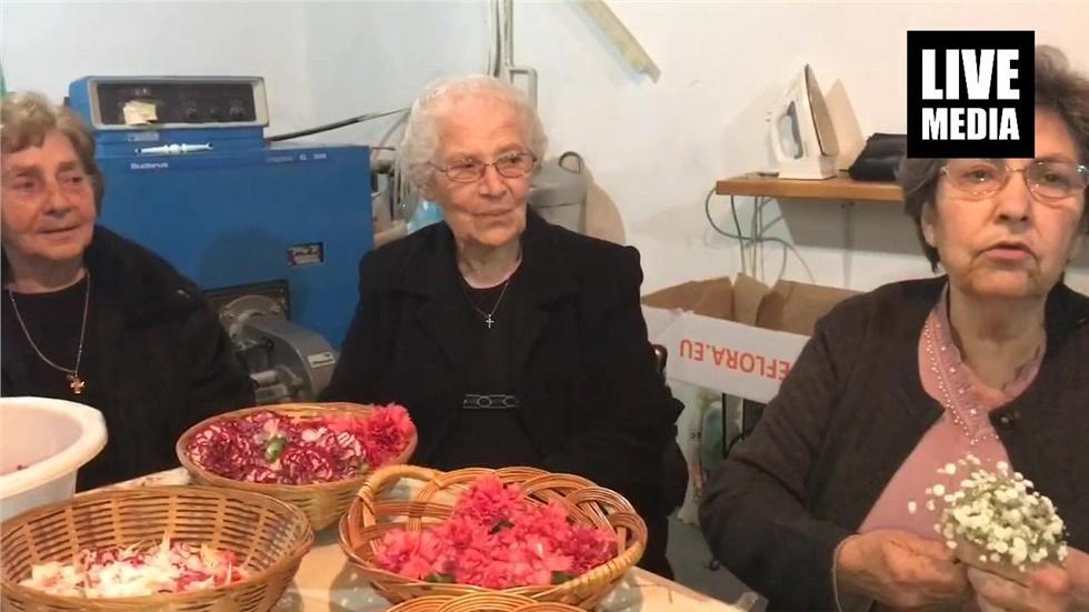 Το στόλισμα του Επιταφίου στην Ενορία της Εύβοιας. Με ευλάβεια...