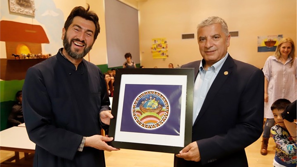 Στην Κιβωτό του Κόσμου για να προσφέρει δώρα στα παιδιά ο Πρόεδρος...