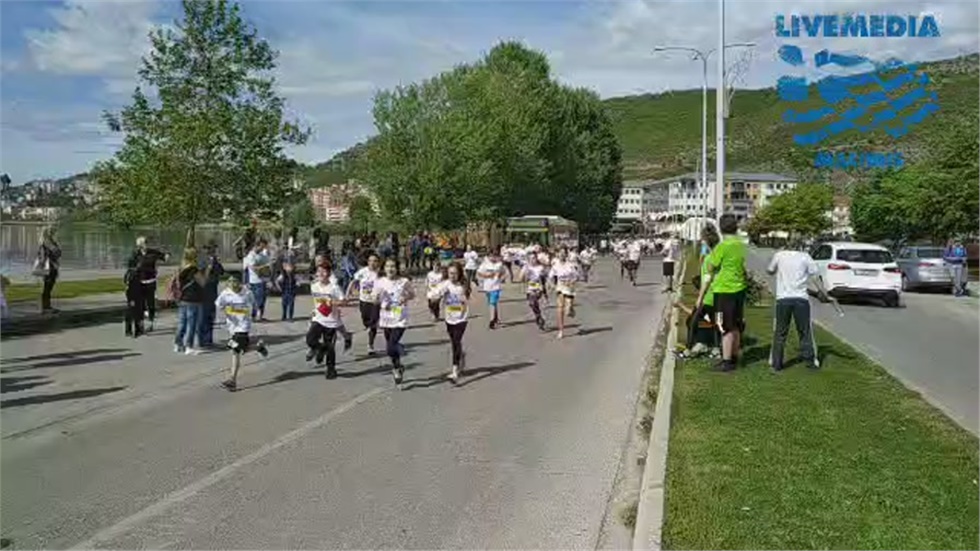 Αυτή τη στιγμή οι δρομείς του Run Greece Kastoria διασχίσουν...
