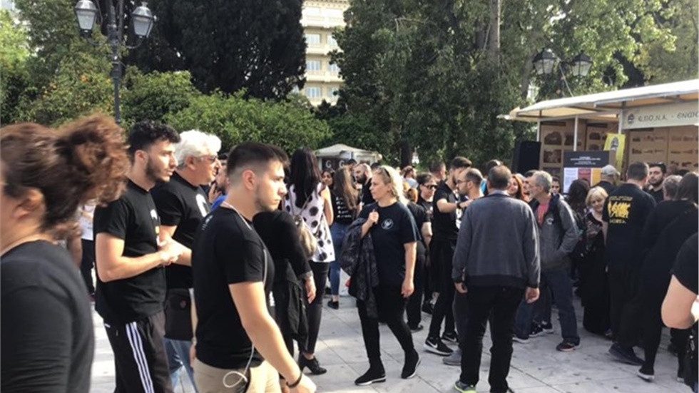 Στο περίπτερο της Ε.ΠΟ.Ν.Α ο κόσμος ήδη μαζεύεται για την ημέρα...