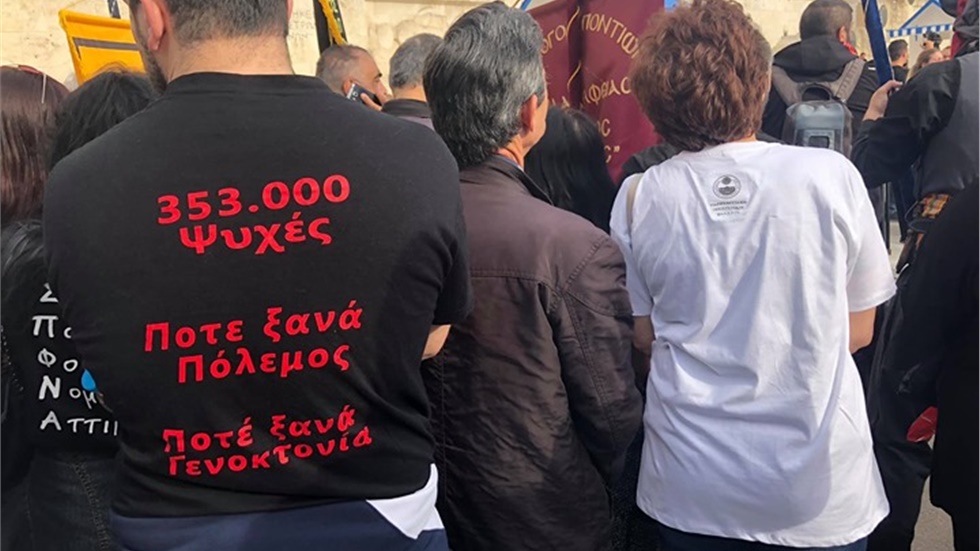 Μπροστά στο άγαλμα του αγνώστου Στρατιώτη. Δειτε ζωντανή εικόνα...