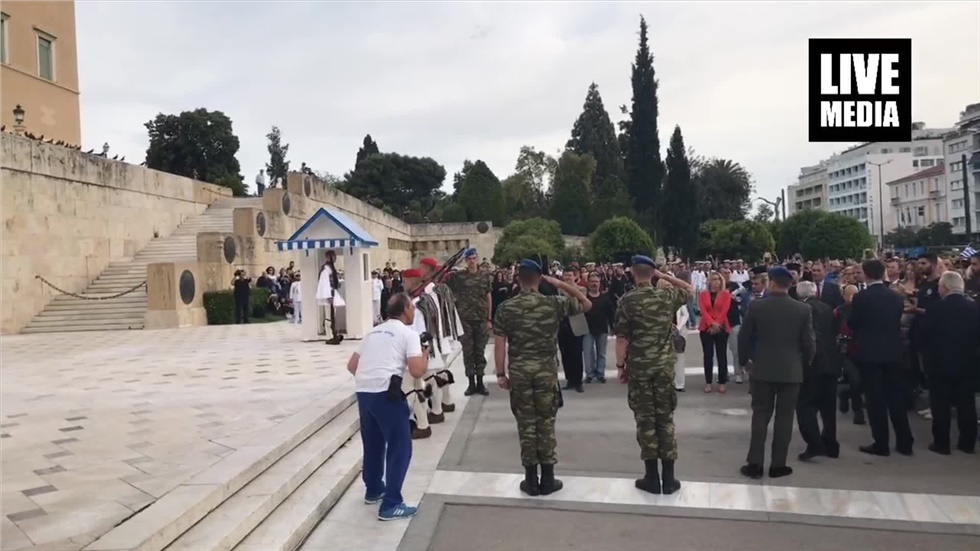 Η αλλαγή φρουράς των Ευζώνων στο άγαλμα του Άγνωστου Στρατιώτη,...