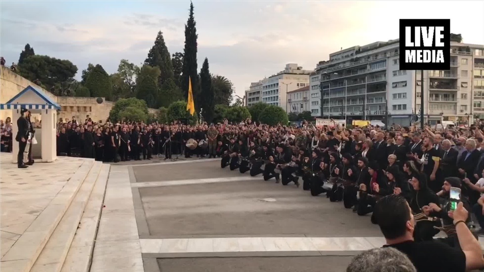 Δείτε τον περήφανο Πυρρίχιο χορό από τους χορευτές των Ποντιακών...