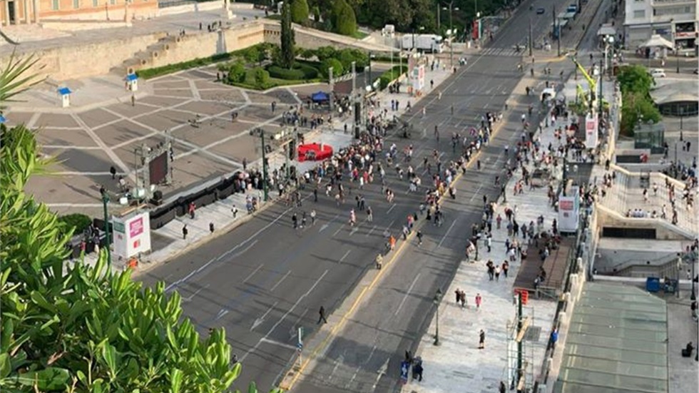 19:10 Σύνταγμα. 19:30 αρχίζει η ομιλία του Πρωθυπουργού Αλέξη...