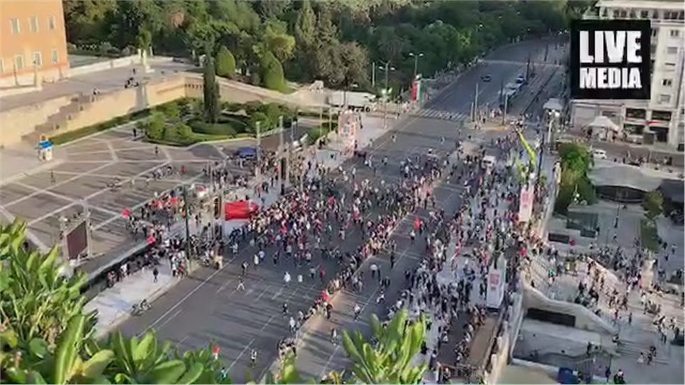 Εν αναμονή της ομιλίας Τσίπρα στο Σύνταγμα. Σε αργούς ρυθμούς...