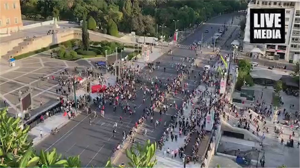 Εν αναμονή της ομιλίας Τσίπρα στο Σύνταγμα. Σε αργούς ρυθμούς...