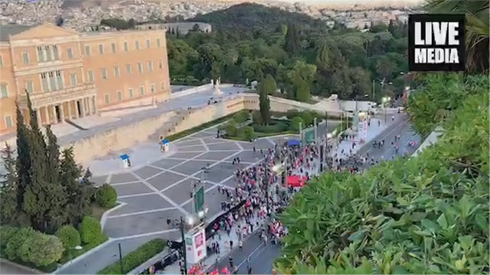 Η προσέλευση του κόσμου πριν ξεκινήσει η ομιλία Τσίπρα στο Σύνταγμα...
