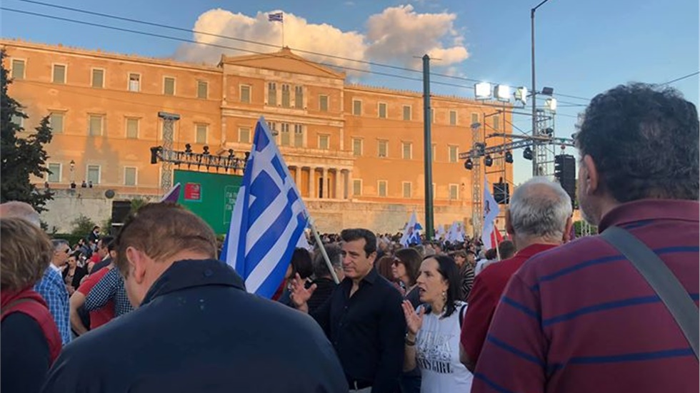 Εικόνες από τη κεντρική ομιλία του Alexis Tsipras στο Σύνταγμα...