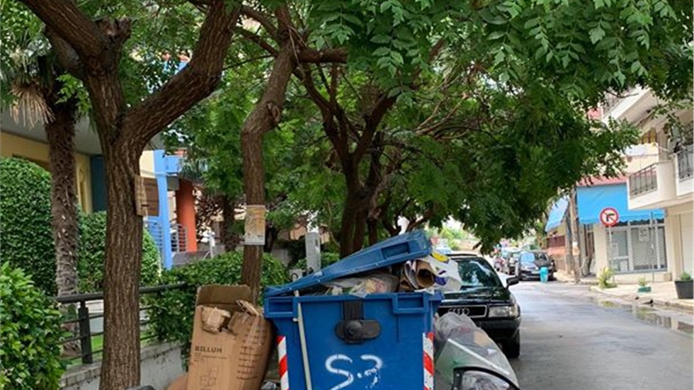 Περιμένοντας το νεο Δήμαρχο στη Θεσσαλονίκη. Φωτογραφία από τη...