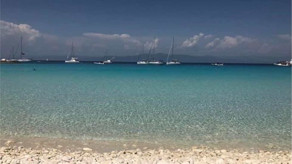 Το μαγευτικό γαλάζιο των Αντιπάξων.   