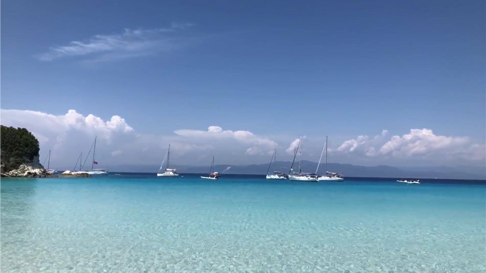 Η παραλία Βουτούμι - Αντίπαξοι φημίζεται για τα κρυστάλλινα νερά...