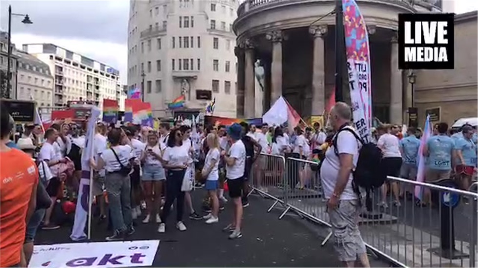 Ξεκινάει σε λίγο το Pride του Λονδίνου.  #prideinlondon #london...