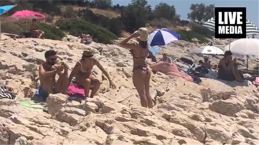 Βουτιές δροσιάς στα Λιμανάκια της Βουλιαγμένης  