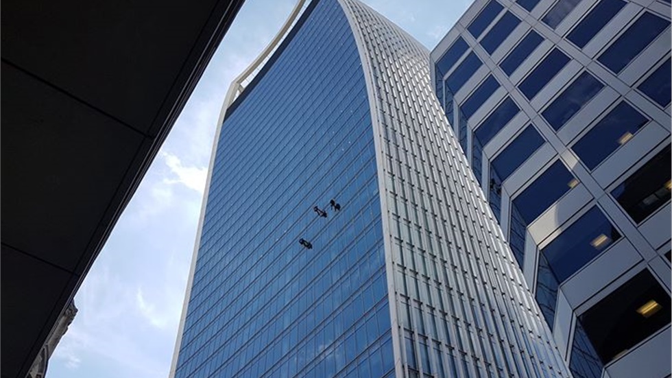 Cleaning London's skyscrapers - Window cleaners for buildings...