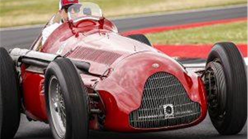 H διαχρονική αξία του κλασσικού  Το Silverstone και η Alfetta....