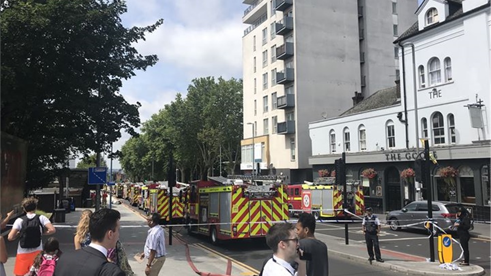 Μεγάλη φωτιά σε εμπορικό κέντρο στο ανατολικό Λονδίνο  Πάνω από...