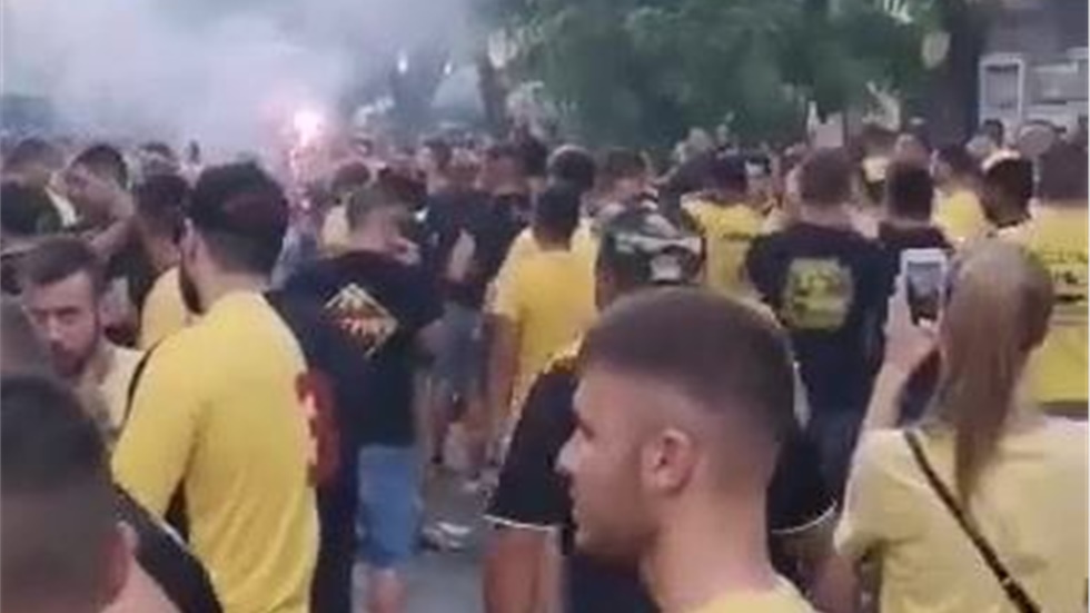 Αυτή την ώρα έξω από το Κλεάνδης Βικελίδης συγκεντρώνονται οι...