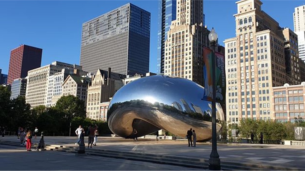 Περπατώντας στο φημισμένο Millenium Park του Σικάγο.