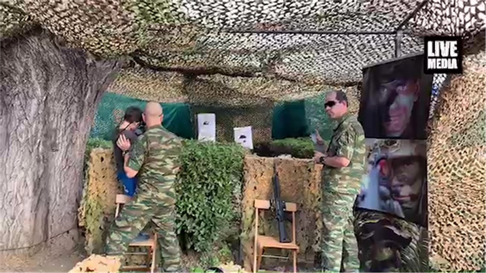 Στίβος μάχης στο περίπτερο του Υπουργείου Εθνικής Άμυνας. Μας...