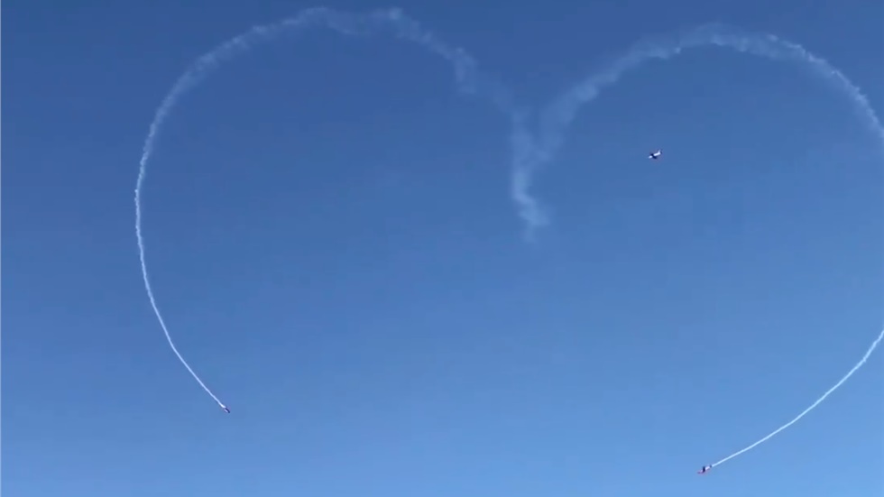 Athens Flying Week: Εντυπωσιακό βίντεο με αεροσκάφη να σχηματίζουν...