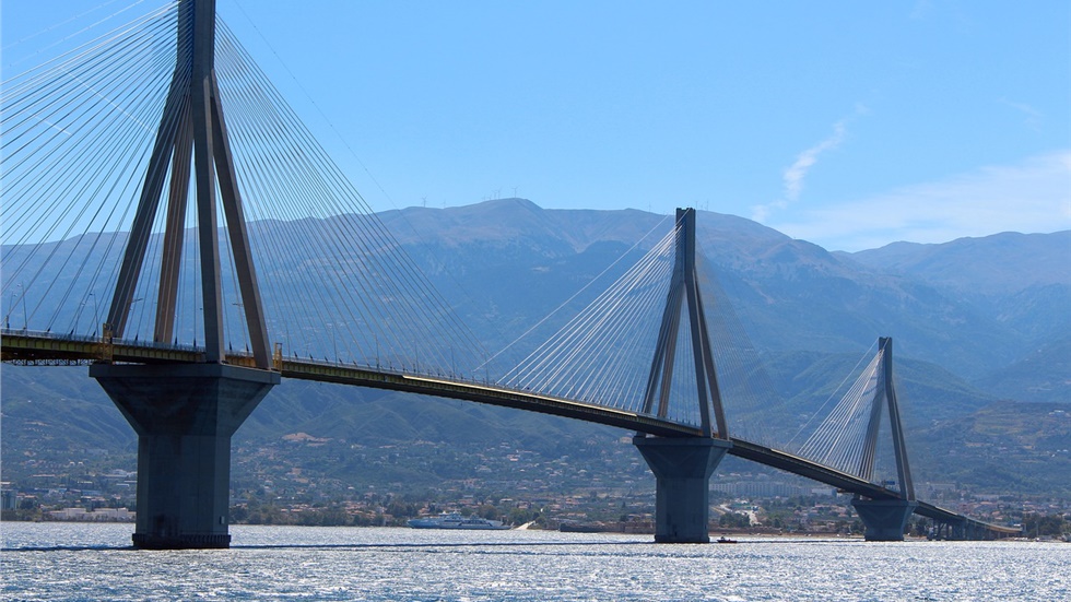 Σε λειτουργία φορτιστές ηλεκτρικών οχημάτων στη γέφυρα Ρίου-Αντιρρίου