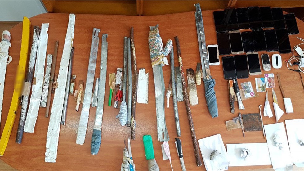 Αυτοσχέδια σπαθιά, ναρκωτικά και μαχαίρια εντοπίστηκαν μετά από...