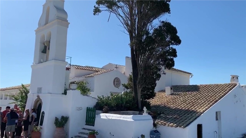Προσγείωση στην Κέρκυρα πάνω από τον ιερό ναό της Παναγίας των...