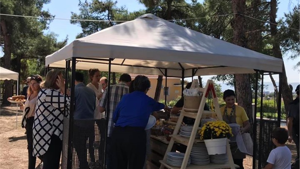 Όλα έτοιμα για το «BBQ στο Αγρόκτημα» στο δασάκι της Αμερικάνικης...