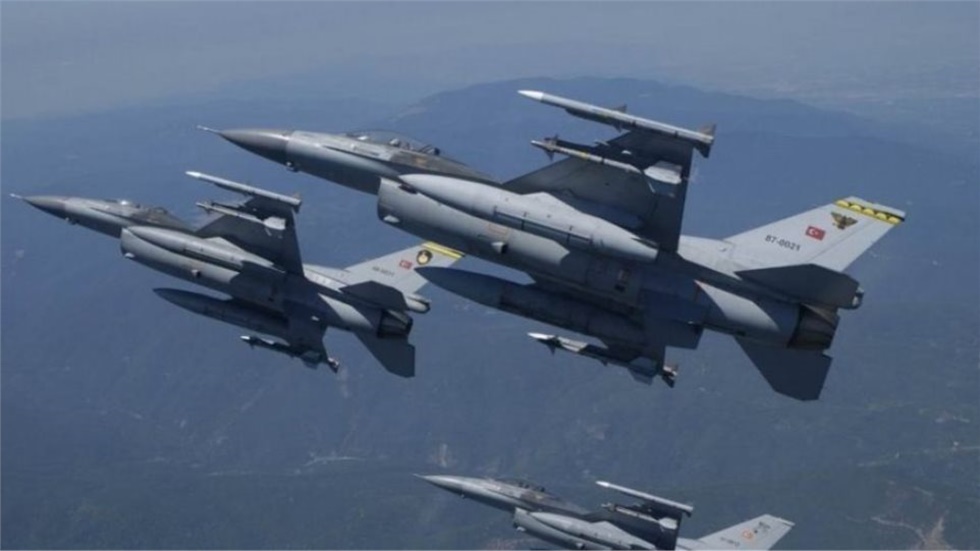 Τρεις υπερπτήσεις τουρκικών F-16 στις Οινούσσες