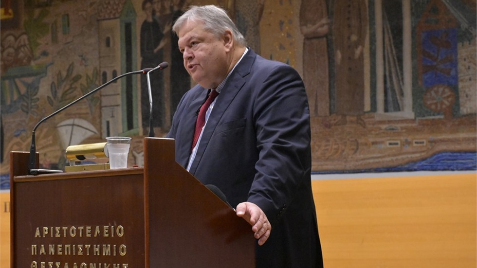 Ευ. Βενιζέλος: Τι είναι Σύνταγμα δίδαξε στην πρώτη του διάλεξη...
