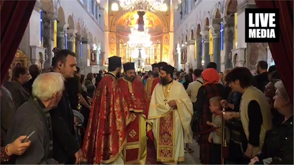 Ζωντανά τώρα η Λιτάνευση  των ιερών Εικόνων μετά της ιεράς Εικόνας...