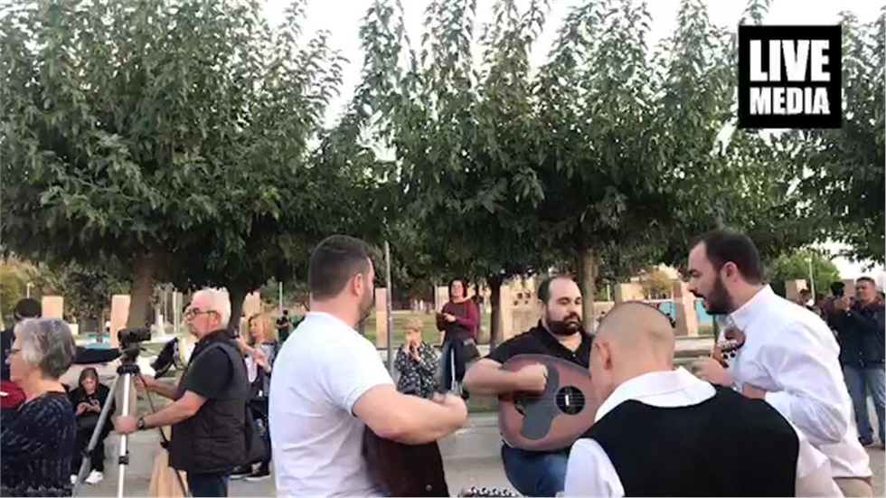 Τώρα ζωντανά μια κρητική πατινάδα στο κέντρο της Θεσσαλονίκης....