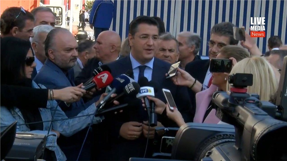 Απ. Τζιτζικώστας: Σήμερα είδαμε να κρατούν τις ελληνικές σημαίες...