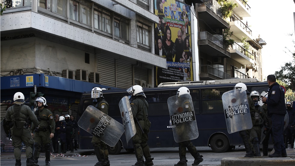 Σε εξέλιξη αστυνομική επιχείρηση σε υπό κατάληψη κτίριο δίπλα...