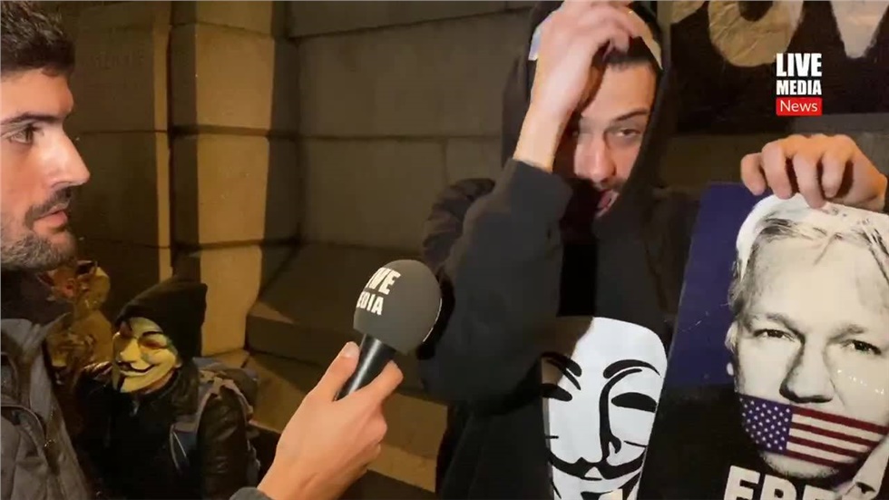 Κωφάλαλος διαδηλωτής ζητάει να παρέμβει για να εκφράσει την άποψή...