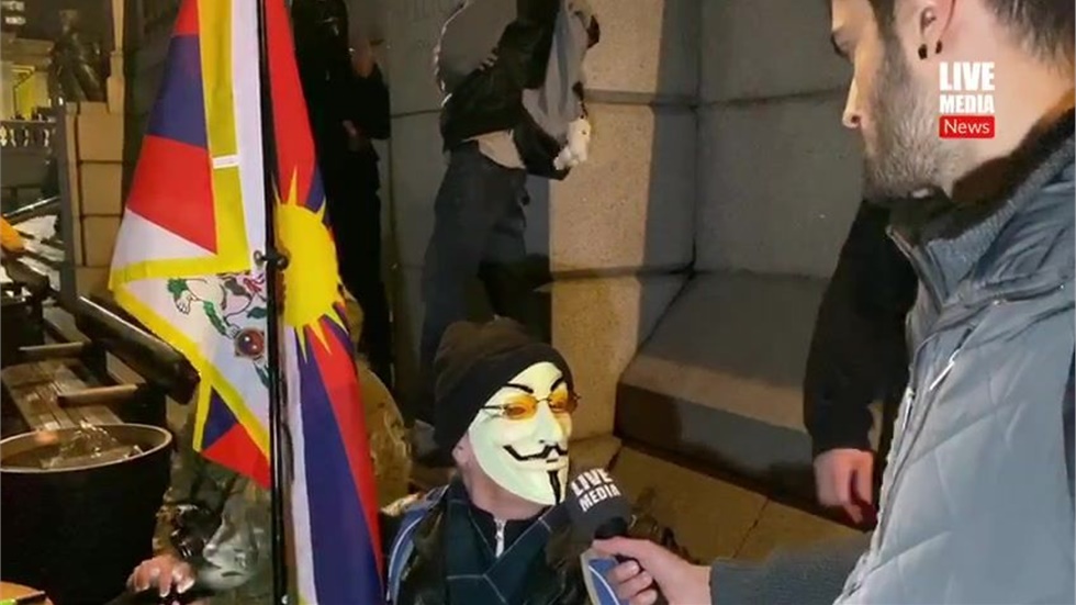 Million Mask March - Διαδηλωτής με τη μάσκα του Guy Fawkes μιλάει...