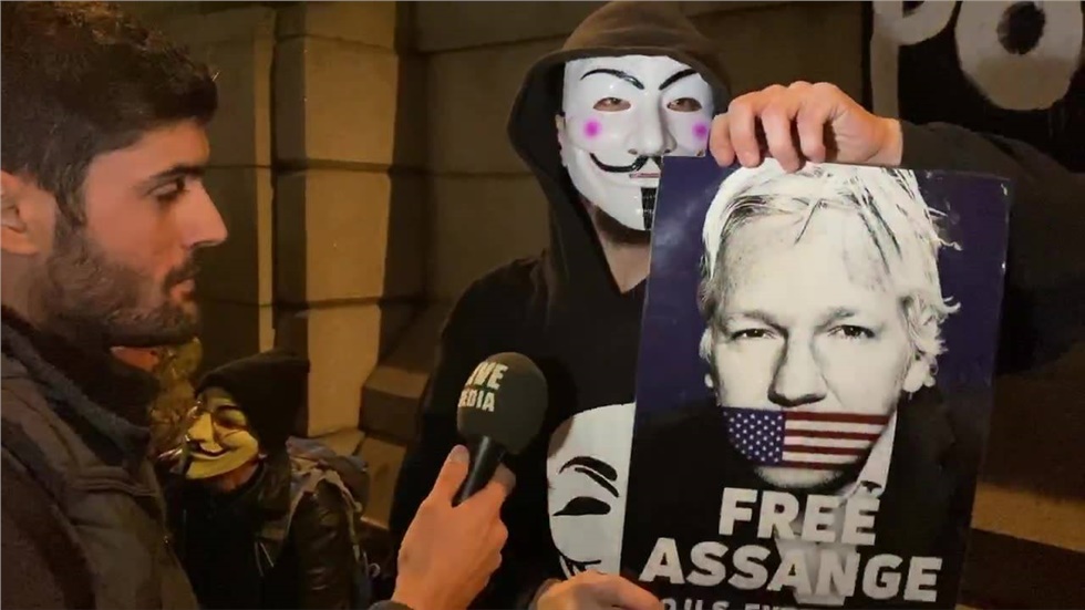 Ο κωφάλαλος διαδηλωτής για τον Assange.  Ξεκινάει σε λίγη ώρα...