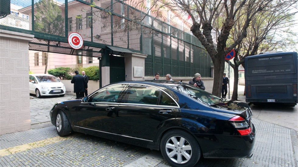 Θεσσαλονίκη: Διαμαρτυρία Κυπρίων φοιτητών απέναντι από το τουρκικό...