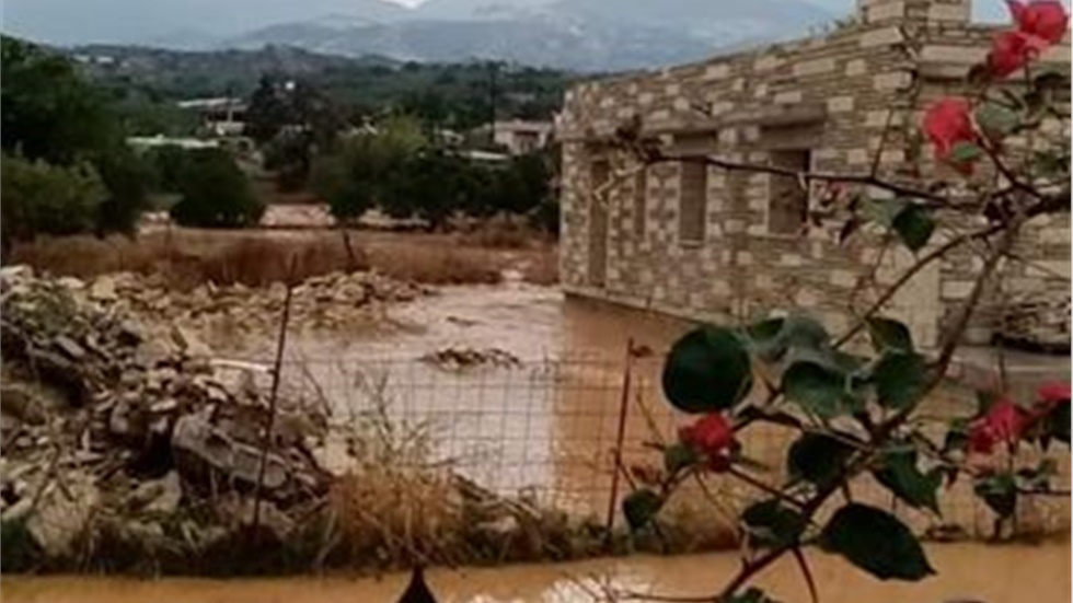 Ποτάμια οι δρόμοι στα νότια του Ηρακλείου  Πλημμυρισμένους δρόμους...