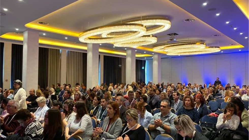 Σε μια κατάμεστη αίθουσα οι ενδιαφέρουσες ομιλίες συνεχίζονται...