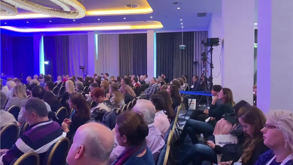Με ιδιαίτερο ενδιαφέρον οι συμμετέχοντες παρακολουθούν τις επιστημονικές...
