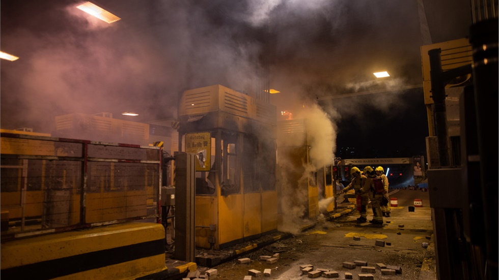 Η Κίνα κατηγορεί τη Βρετανία ότι «ρίχνει λάδι στη φωτιά» στο...