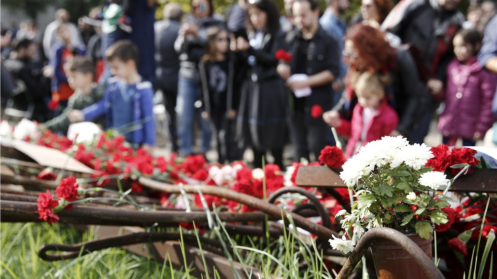 17η Νοεμβρίου: Πλήθος κόσμου στο Πολυτεχνείο για να αφήσει λουλούδια...