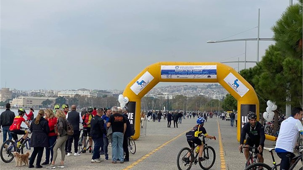 Γέμισε η παραλία της Θεσσαλονίκης... παιδιά και ποδήλατα.  Για...